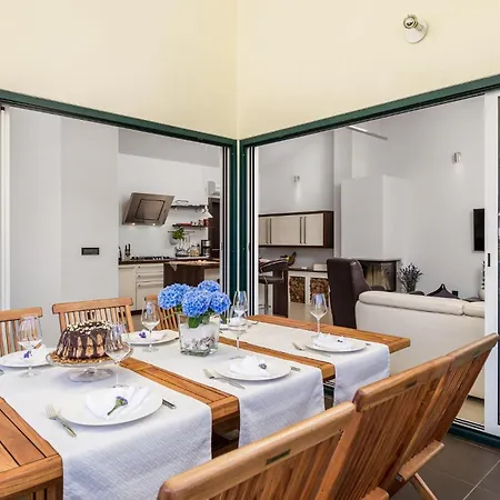 Pet Friendly In With Kitchen *